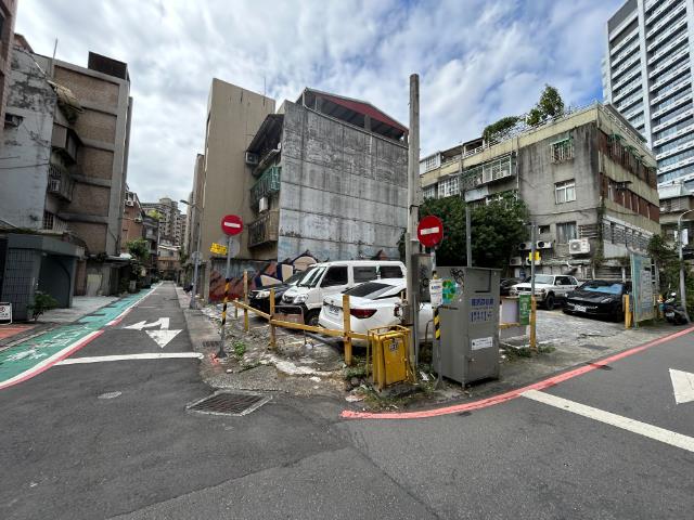 南京復興車庫一樓,台北市中山區遼寧街