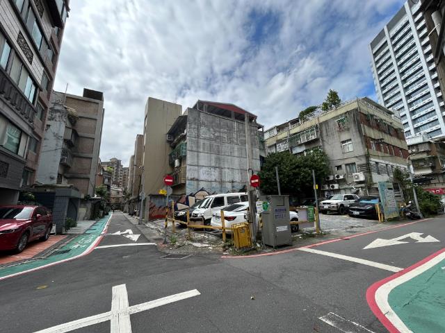 南京復興車庫一樓,台北市中山區遼寧街