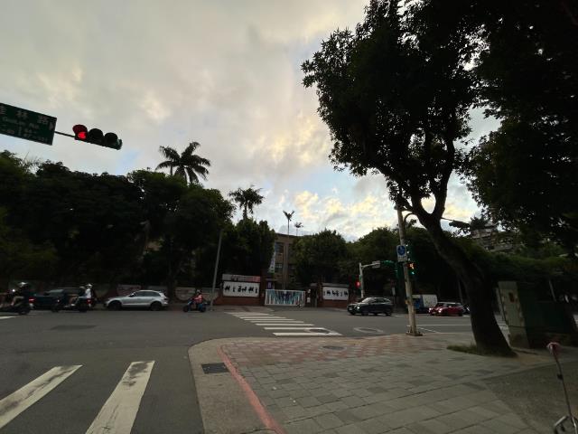 台北晶麒高樓景觀,台北市萬華區康定路